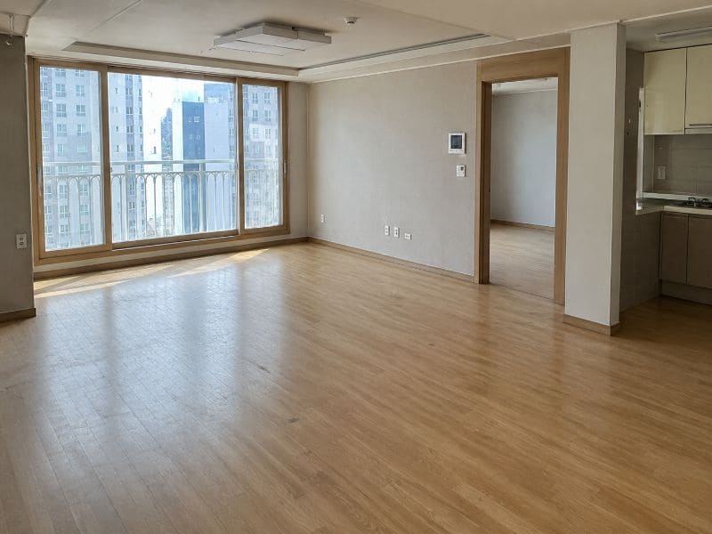 대구집정리와 유품정리를 완료한 뒤 비워진 아파트 거실