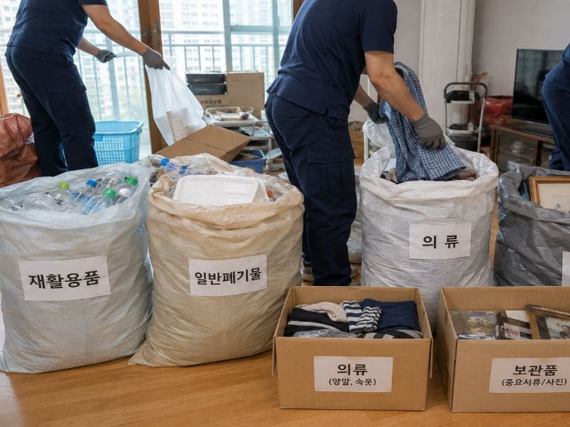 가정폐기물을 분류하고 운반하는 작업 현장